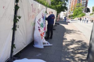 Oliver hilft bei Kunstaktion